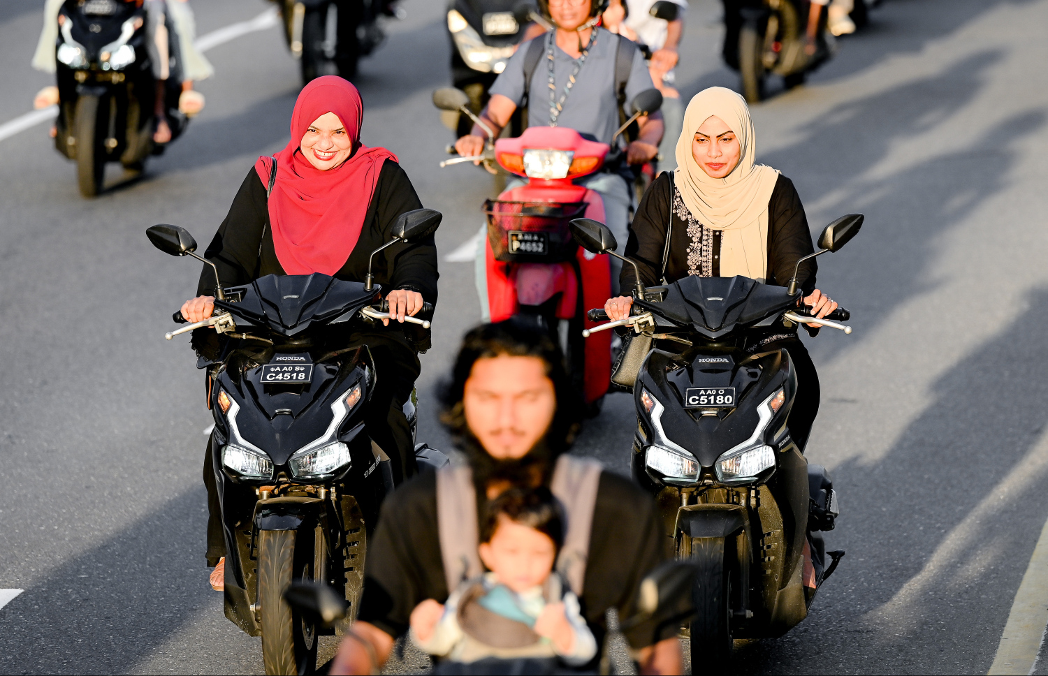 ރޯދަ ކުރުކޮށްލުމަށްޓަކައި ބަޔަކު ސައިކަލުގައި ދަނީ: ރޯދަ ކުރުކޮށްލުމަށްޓަކައި ކުޑަކުދިން ގޮވައިގެން ދުއްވާލަން ދިއުމަކީ މާލޭގައި އާންމު މަންޒަރެއް.-- ފޮޓޯ: ނިޝާން އަލީ /މިހާރު