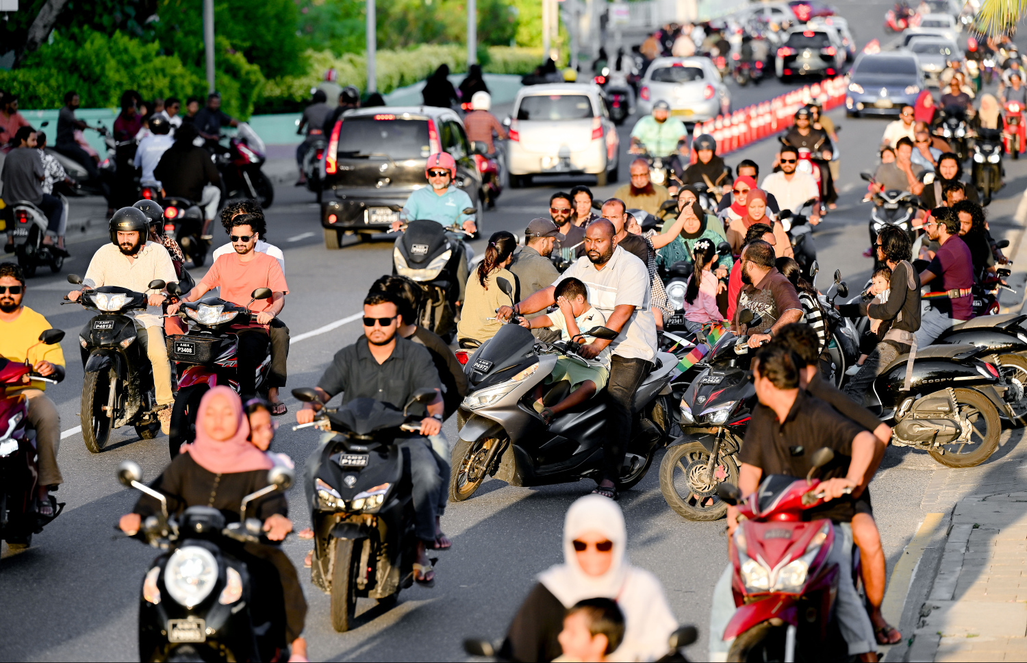 ރޯދަ ކުރުކޮށްލުމަށްޓަކައި ބަޔަކު ސައިކަލުގައި ދަނީ: ރޯދަ ކުރުކޮށްލުމަށްޓަކައި ކުޑަކުދިން ގޮވައިގެން ދުއްވާލަން ދިއުމަކީ މާލޭގައި އާންމު މަންޒަރެއް.-- ފޮޓޯ: ނިޝާން އަލީ /މިހާރު