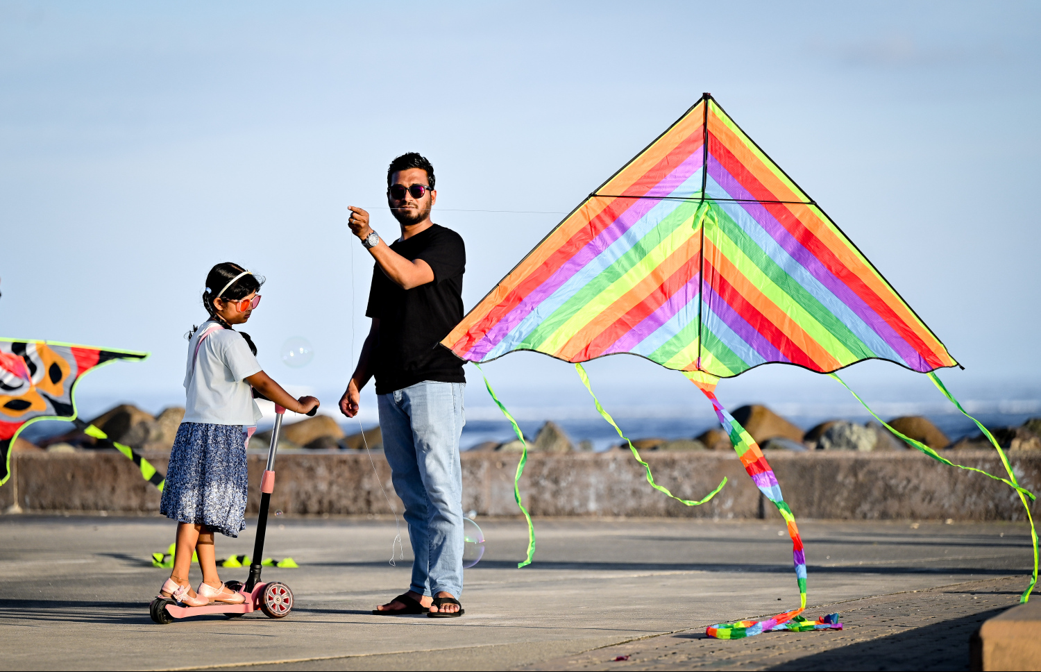 ރޯދަ ކުރުކޮށްލުމަށްޓަކައި ކުޑަކުއްޖަކަށް އެ ކުއްޖާގެ ބެލެނިވެރިޔާ މަޑިއަރުވައިދެނީ: މިއީ ކޮންމެ ރޯދަމަހެއްގެ ހަވީރު މާލެ އިން އާންމުކޮށް ފެންނަ މަންޒަރެއް.--- ފޮޓޯ: ނިޝާން އަލީ | މިހާރު