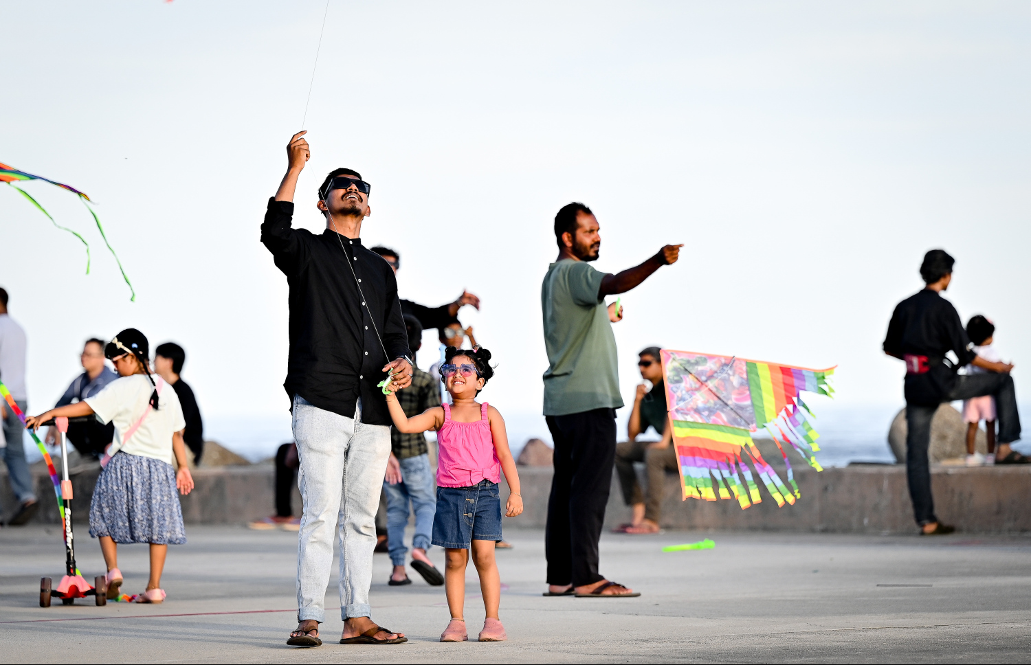 ރޯދަ ކުރުކޮށްލުމަށްޓަކައި ކުޑަކުއްޖަކަށް އެ ކުއްޖާގެ ބެލެނިވެރިޔާ މަޑިއަރުވައިދެނީ: މިއީ ކޮންމެ ރޯދަމަހެއްގެ ހަވީރު މާލެ އިން އާންމުކޮށް ފެންނަ މަންޒަރެއް.--- ފޮޓޯ: ނިޝާން އަލީ | މިހާރު