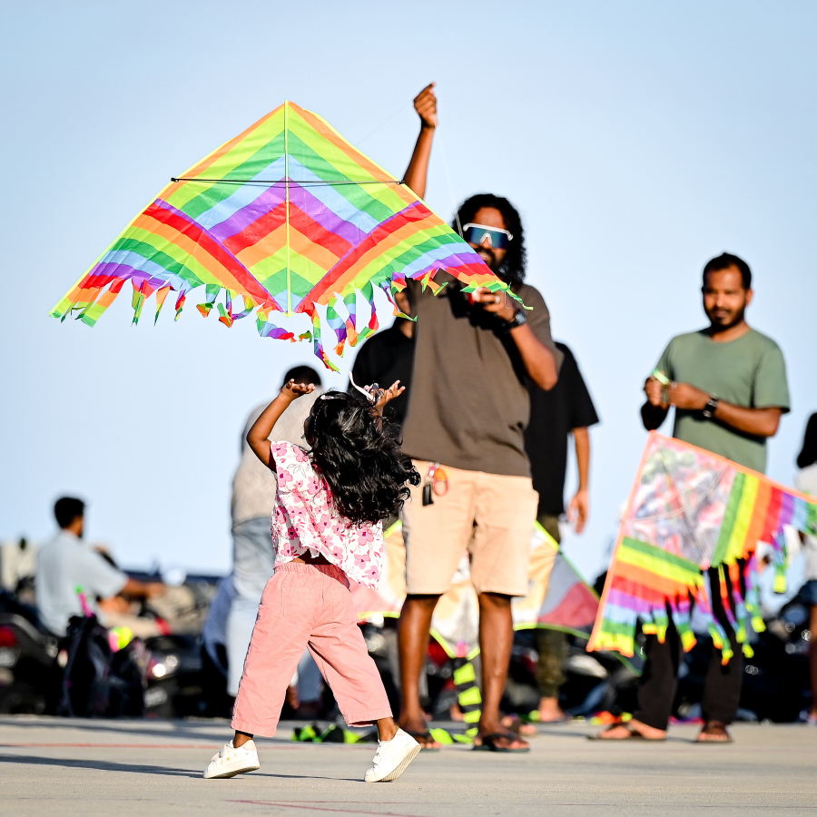 ރޯދަ ކުރުކޮށްލުމަށްޓަކައި ކުޑަކުއްޖަކަށް އެ ކުއްޖާގެ ބެލެނިވެރިޔާ މަޑިއަރުވައިދެނީ: މިއީ ކޮންމެ ރޯދަމަހެއްގެ ހަވީރު މާލެ އިން އާންމުކޮށް ފެންނަ މަންޒަރެއް.--- ފޮޓޯ: ނިޝާން އަލީ | މިހާރު