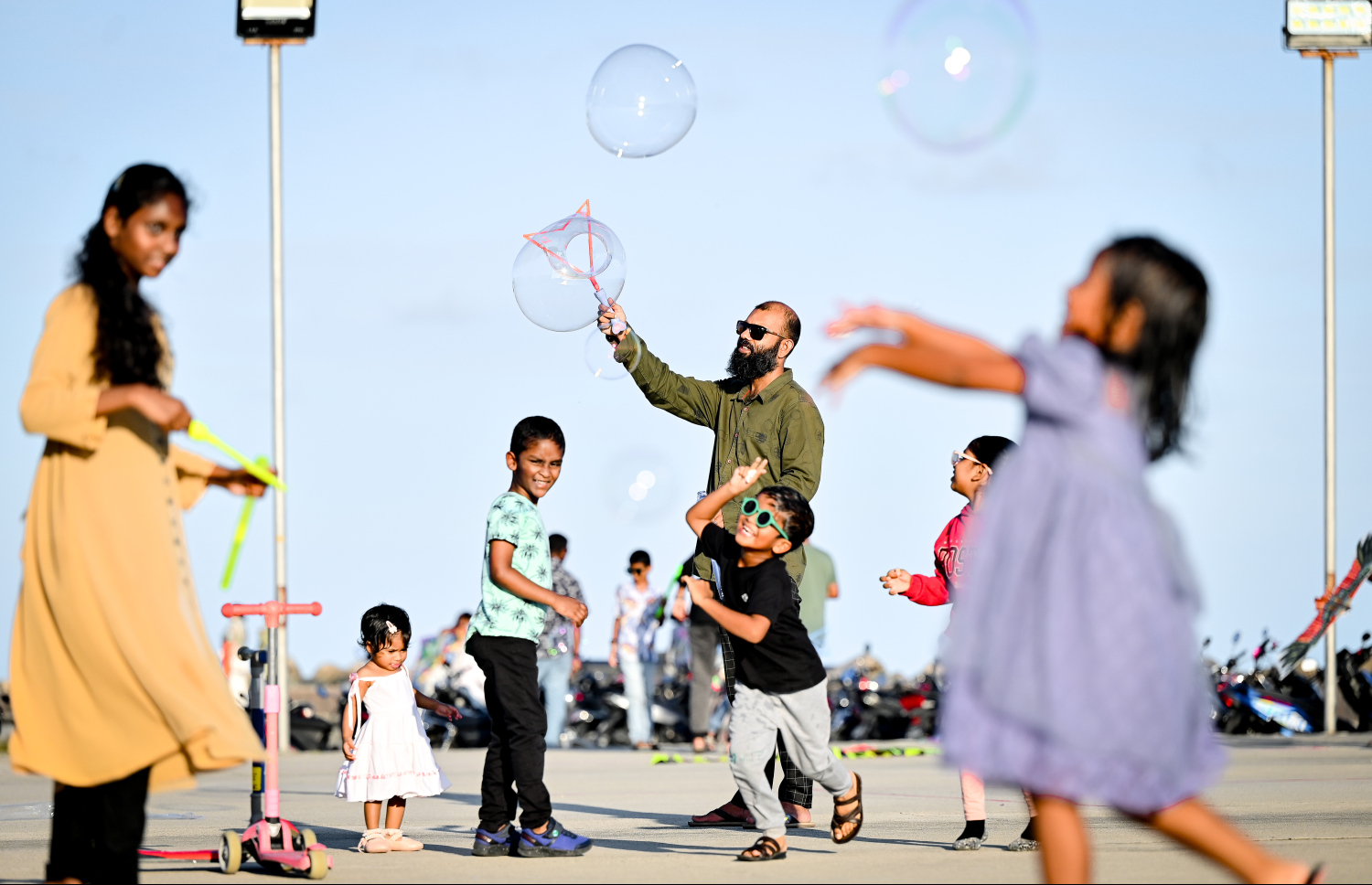 ރޯދަ ކުރުކޮށްލުމަށްޓަކައި ކުޑަކުދުންތަކެއް އެ ކުދިންގެ ބެލެނިވެރިޔާއެކު ސައިބޯނި ބޮކި އަރުވަނީ: މިއީ ކޮންމެ ރޯދަމަހެއްގެ ހަވީރު މާލެ އިން އާންމުކޮށް ފެންނަ މަންޒަރެއް.--- ފޮޓޯ: ނިޝާން އަލީ | މިހާރު