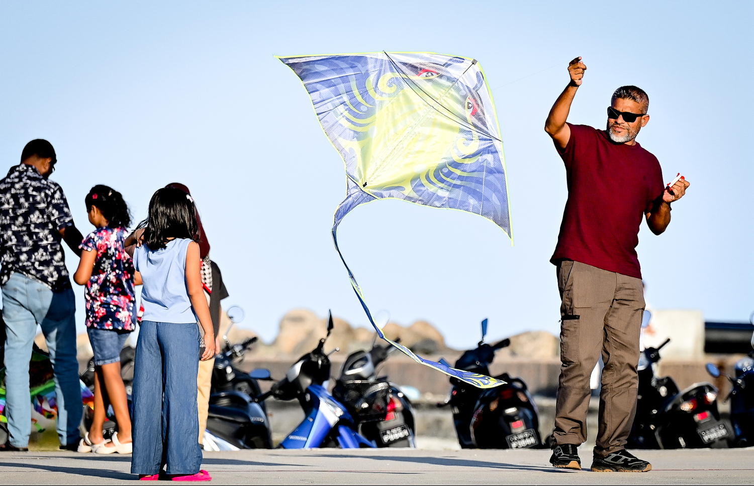 ރޯދަ ކުރުކޮށްލުމަށްޓަކައި ކުޑަކުއްޖަކަށް އެ ކުއްޖާގެ ބެލެނިވެރިޔާ މަޑިއަރުވައި ދެނީ: މިއީ ކޮންމެ ރޯދަމަހެއްގެ ހަވީރު މާލެ އިން އާންމުކޮށް ފެންނަ މަންޒަރެއް.--- ފޮޓޯ: ނިޝާން އަލީ | މިހާރު