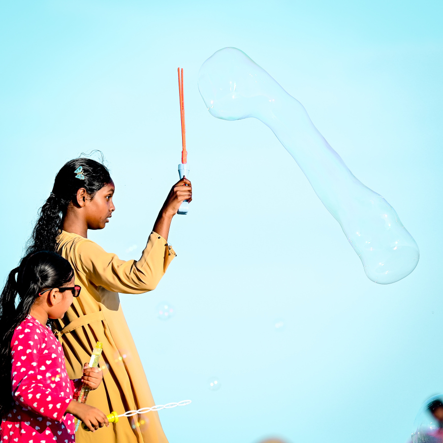 އުސްފަސްގަނޑު ސަރަހައްދުގައި ކުޑަކުދިންތަކެއް ރޯދަ ކުރުކޮށްލުމަށްޓަކައި ސައިބޯނި ބޮކި އަރުވަނީ.--- ފޮޓޯ: ނިޝާން އަލީ | މިހާރު