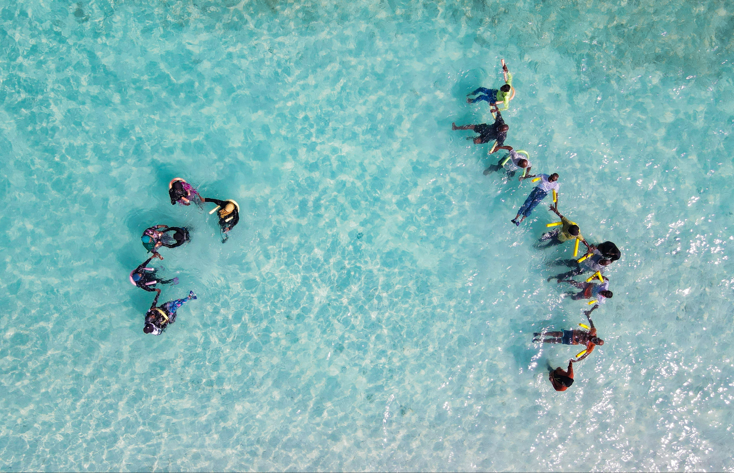 ހެލިފެލިވެ އުޅެލުމަށާއި އެކަކު އަނެކަކާ ބައްދަލުވެ ވާހަކަ ދައްކައި، އެއްތަން ވުމަކީ ލިބޭ ވަރަށް ބޮޑު އުފަލެއެއް ކަމަށް މި ކްލަބުގެ މެމްބަރުން ފާހަގަކުރެ އެވެ. އަދި މި ހަރަކާތުން ލިބެނީ އާދަޔާ ހިލާފު އުފަލެއް ކަމަށް ވެސް އެ މީހުން ބުންޏެވެ.