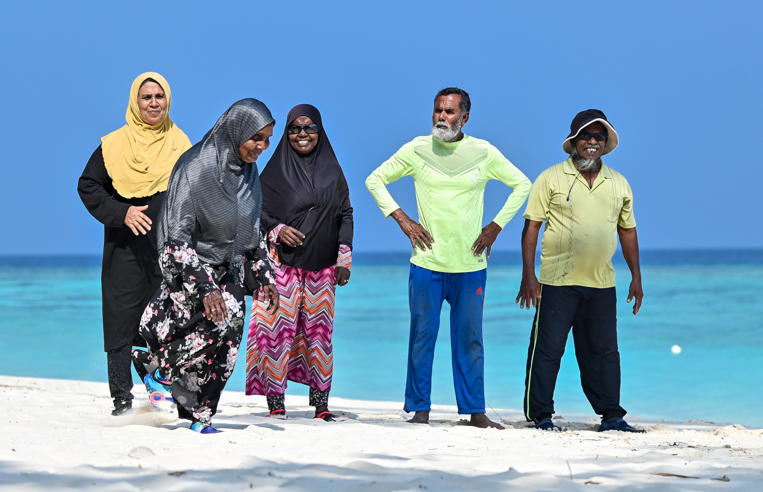ކުޑަފަރީގައި އުމުރުން ދުވަސްވީ މީހުންނަށް ހިންގާ އެލްޑާލީ ކްލަބްގެ މެމްބަރުން ދޮންވެލި ރީތި ބީޗުގައި ކުޅިވަރު ކުޅެނީ: މި ކޭމްޕް ހަފުތާއަކު ދެ ދުވަހު ކުރިއަށް ގެންދެ އެވެ.
