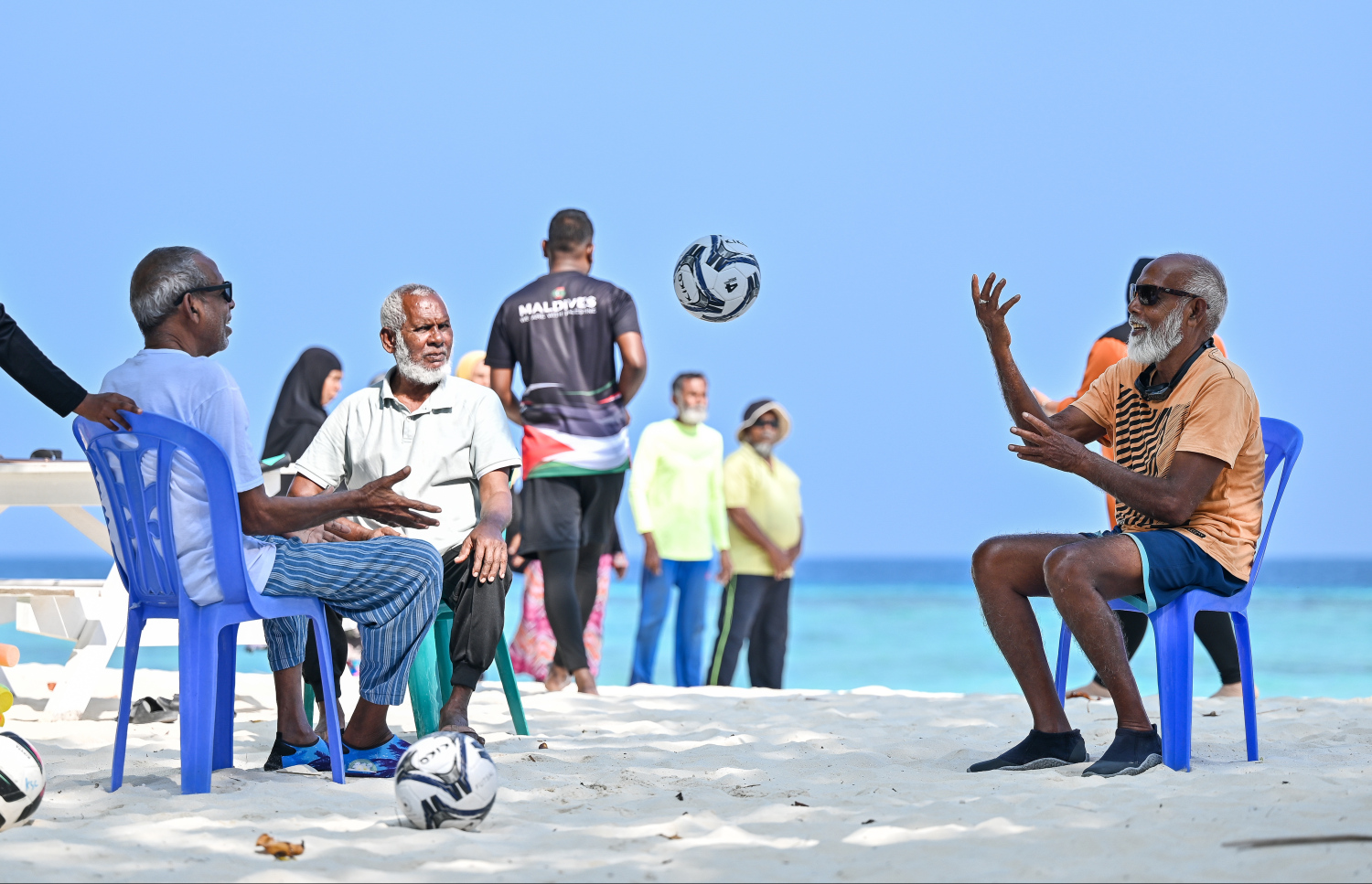 އެލްޑާލީ ކްލަބްގެ މެމްބަރުން ކުޑަފަރީ ބީޗުގައި ބޯޅަ ކުޅެނީ. -- ފޮޓޯ: ފަޔާޒް މޫސާ | މިހާރު