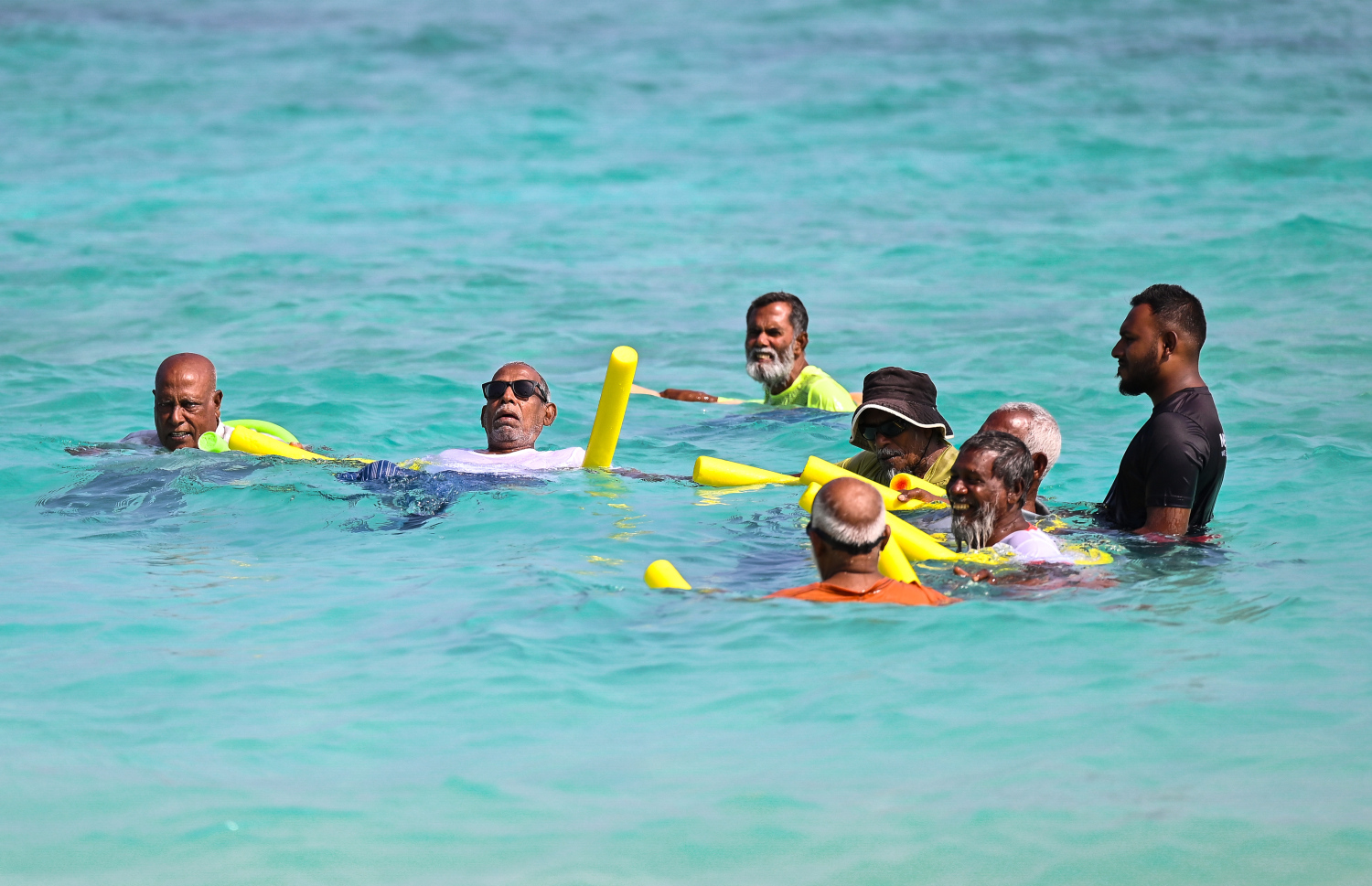 ދުވަސްވީ މީހުންނަށް މޫދުގެ އެކި ކަހަލަ ކަސްރަތުތައް ހިންގަނީ: މި ހަރަކާތްތަށް ހިންގަނީ ތަމްރީނުވެފއިވާ އެ ރަށުގެ ޒުވާނުންގެ ބެލުމުގެ ދަށުންނެވެ.