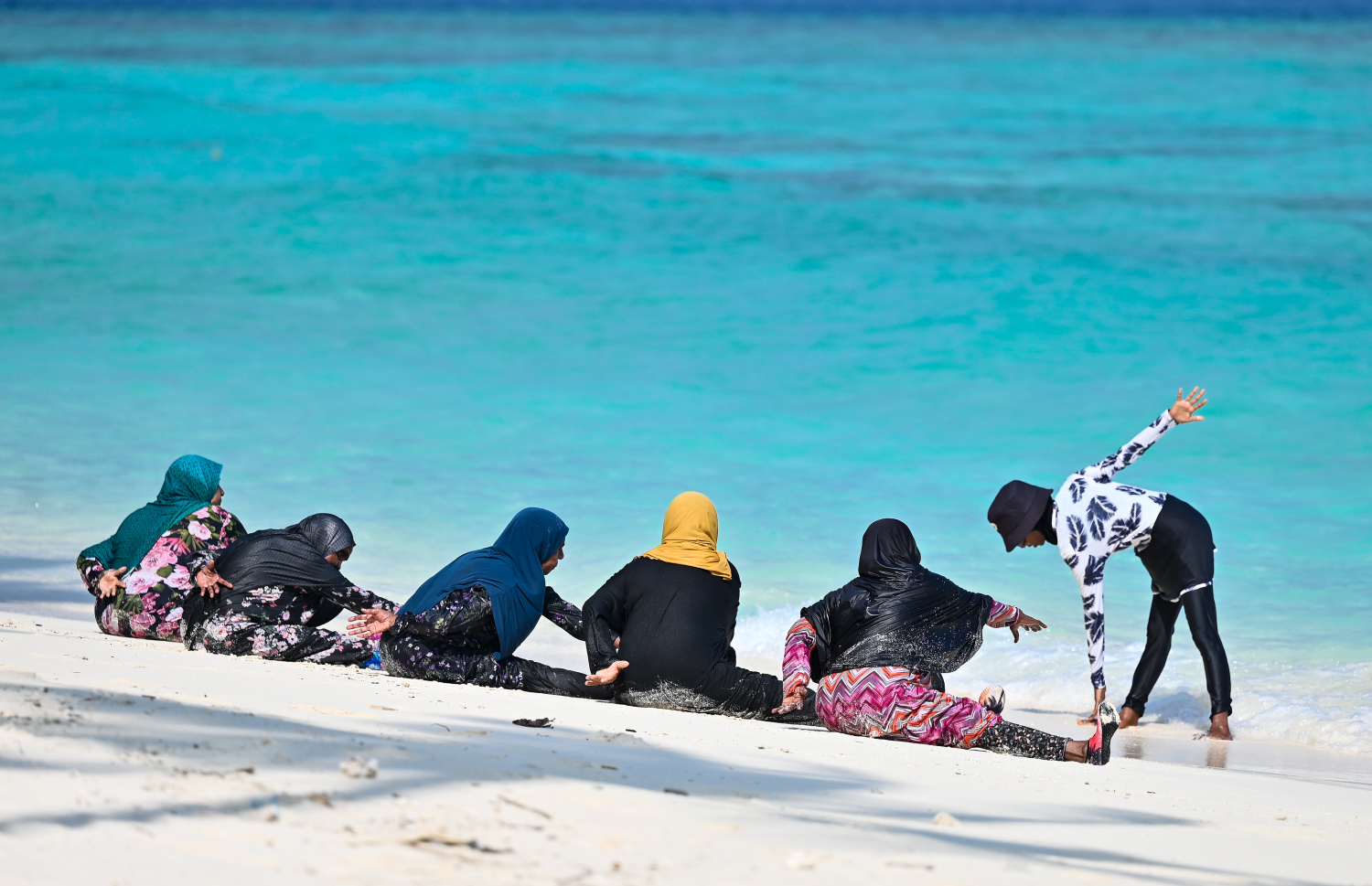 އުމުރުން ދުވަސްވީ މީހުން ބީޗުގައި ކަސްރަތު ކުރަނީ. -- ފޮޓޯ: ފަޔާޒް މޫސާ | މިހާރު