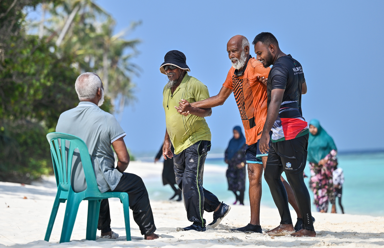 ކޭމްޕްގައި ބައިވެރިވާ ދުވަސްވީ މީހުން ޓީމުތަކަށް ބެހިގެން އެކި ކުޅިވަރުތައް ކުޅެ ހަދާއިރު އެންމެގެ މޫނުމަތިން ފެންނަނީ ހިތްހަމަޖެހުމެވެ.