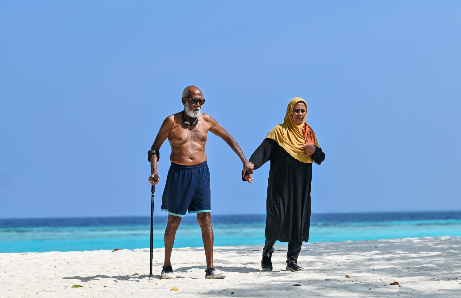 ކޭމްޕްގައި ބައިވެރިވާ އުމުރުން ދުވަސްވީ ހާއްސަ އެހީ އަށް ބޭނުންވާ މީހަކު މޫދުން އެރުމުން އޭނަގެ އަންހެންނުން، އެ މީހާ އަށް އެހީވަނީ: މިއީ އެކަނިވެރިކަން ފިލުވުމަށާއި ނަފްސާނީ ދުޅަހެޔޮކަން އިތުރުކުރަން އެކަކު އަނެކަކާ ދިމާވުމުގެ މަގުސަދުގައި ހިންގާ ކްލަބެއް.