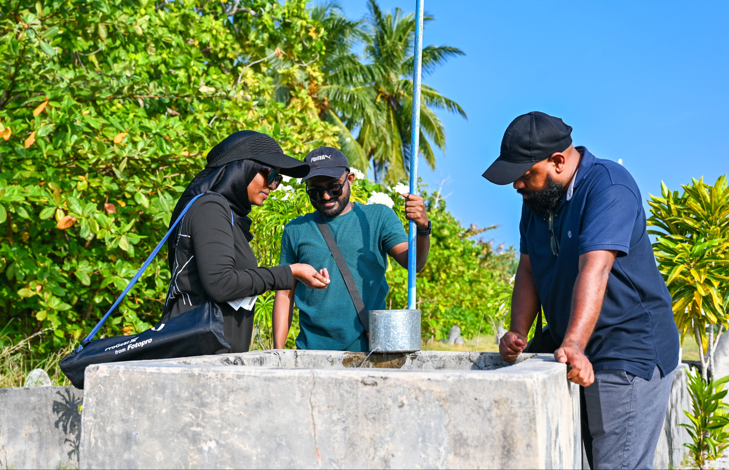 ވާދޫ ދަންނަކަލޭގެ ފާނު މިސްކިތުގައި ހުރި ވަޅަކުން "މިހާރު" ގެ ނޫސްވެރިން ފެންނަ ނަގަނީ: އެ ރަށު މީހުން ބުއިމަށް އެ ވަޅު ފެން ވަރަށް ގިނަ ދުވަސް ވަންދެން ބޭނުންކުރި. -- ފޮޓޯ: ފަޔާޒް މޫސާ / މިހާރު