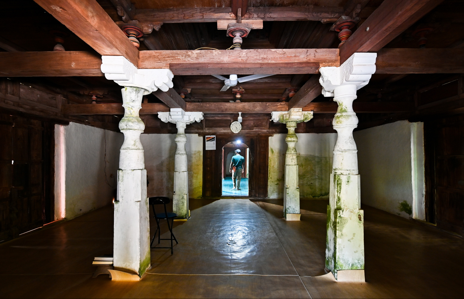 ވާދޫ ދަންނަ ކަލޭގެފާނު މިސްކިތުގެ އެތެރެ. މިތަން ހަދާފައި ހުންނަނީ ދެ ބަޔަކަށް.-- ފޮޓޯ: ފަޔާޒް މޫސާ / މިހާރު