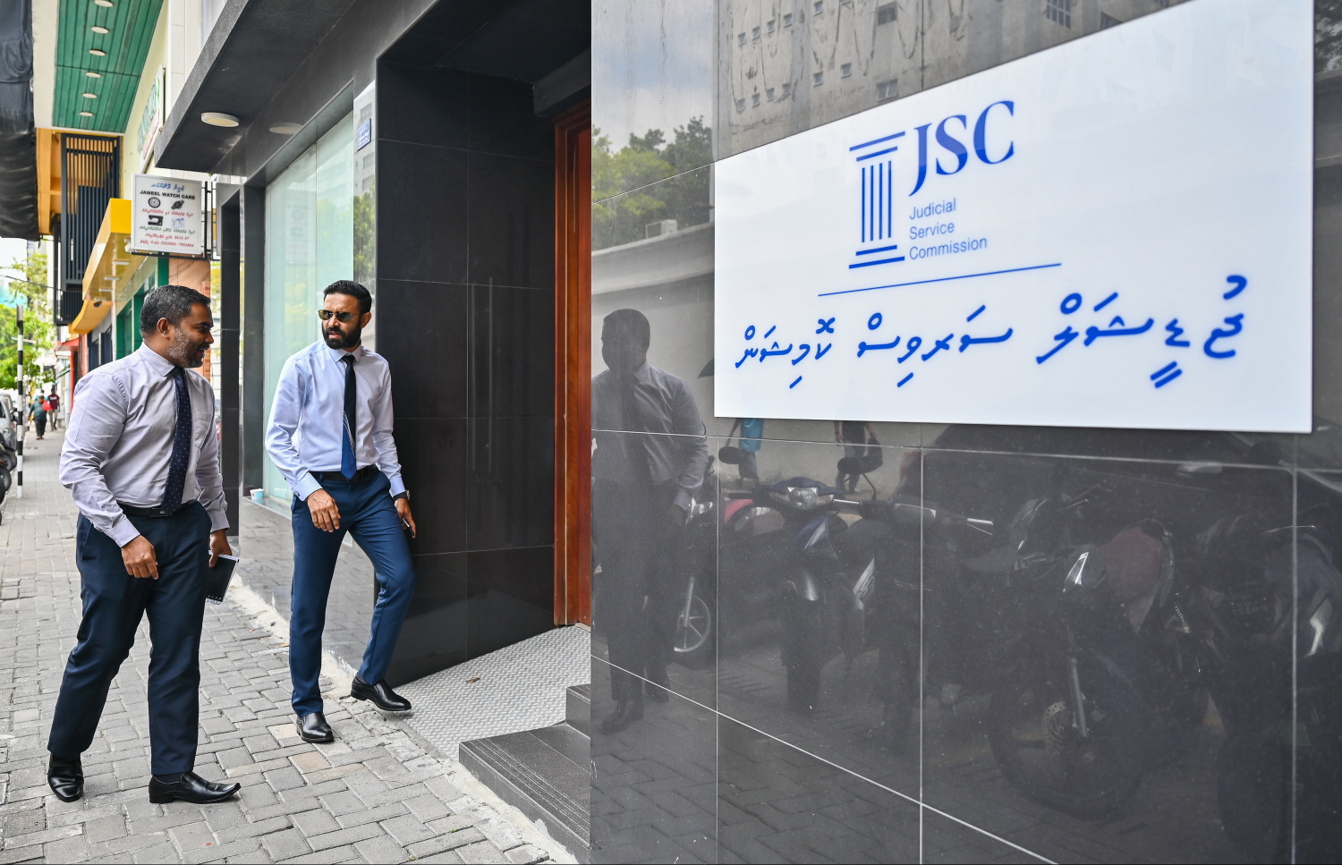 ފަނޑިޔާރު މަހާޒު އަލީ ޒާހިރު، އޭނާގެ ވަކީލް ފައިސަލްއާ އެކު މިއަދު ޖޭއެސްސީއަށް ވަދެވަޑައިގަންނަވަނީ: ސުލޫކީ މައްސަލާގައި ކޮށްފައިވާ ތުހުމަތުތަކަށް ވަނީ އިންކާރު ކުރައްވާފައި - ފޮޓޯ: ފަޔާޒު މޫސާ / މިހާރު