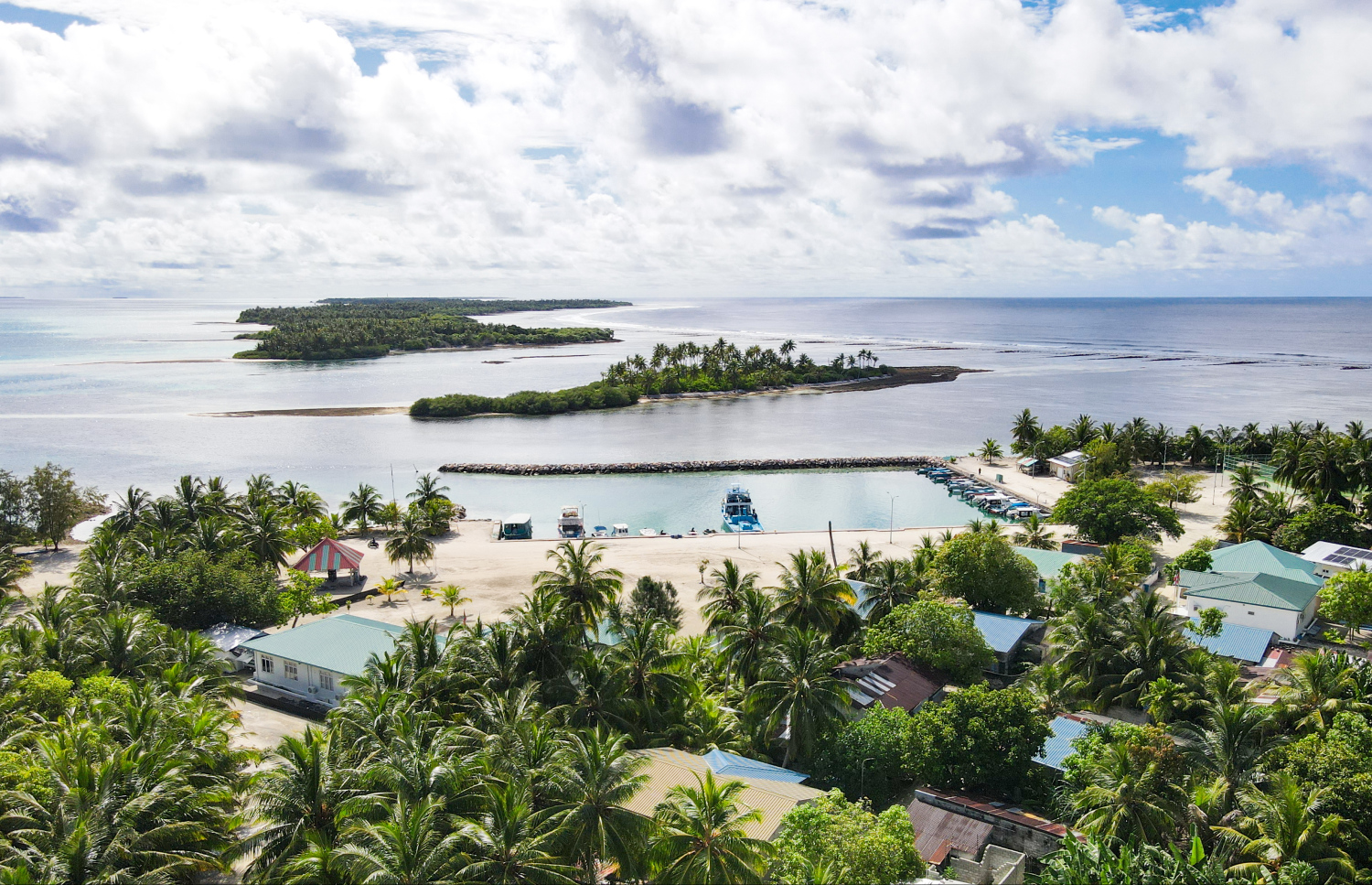 ގދ. ނަޑެއްލާގެ މަތިން ނަގާފައިވާ ޑްރޯން ފޮޓޯއެއްގައި އެ ރަށާ ކައިރީގައި އޮތް ފަޅުރަށްތައް ފެންނަން.-- ފޮޓޯ: ފަޔާޒް މޫސާ | މިހާރު