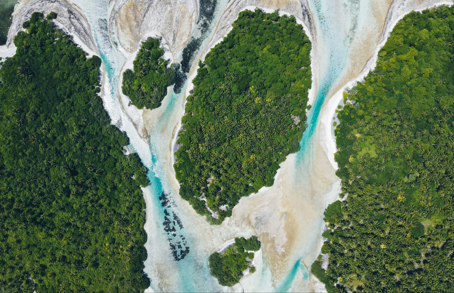 ގދ. ގައި އެއް ފަޅެއްގެ ތެރޭގައި އޮންނަ ރަށްތައް: މިއީ ގުދުރަތީ އަޖައިބެއް.-- ފޮޓޯ: ފަޔާޒް މޫސާ | މިހާރު