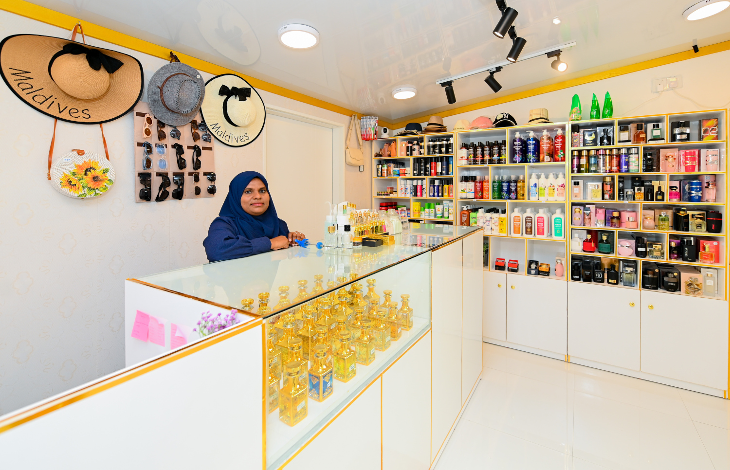 ޒިދުނާ، ފިހާރައިގެ ކައުންޓަރުގައި މަޑުކޮށްލައިގެން.-- ފޮޓޯ: ނިޝާން އަލީ/ މިހާރު