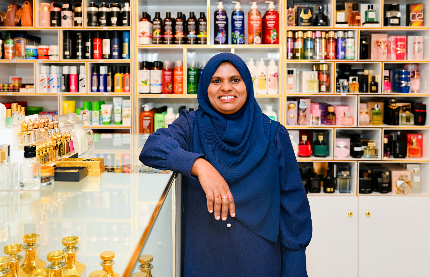 ޒިދުނާ އޭނާގެ ފިހާރާގައި ފޮޓޯއަކަށް ހުއްޓިގެން. -- ފޮޓޯ: ނިޝާން އަލީ/ މިހާރު