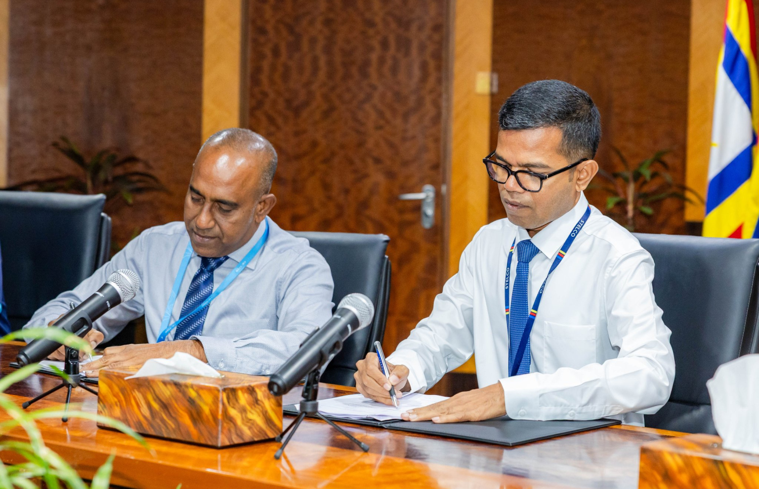 ސްޓެލްކޯގެ މެނޭޖިންގް ޑިރެކްޓަރު ހުސެއިން ފަހުމީ އާއި އެމްޓީސީސީގެ ސީއީއޯ އަދި މެނޭޖިންގް ޑިރެކްޓަރުގެ އަހުމަދު ސައުދީ، އެއްބަސްވުމުގައި ސޮއި ކުރައްވަނީ-- ފޮޓޯ: ސްޓެލްކޯ