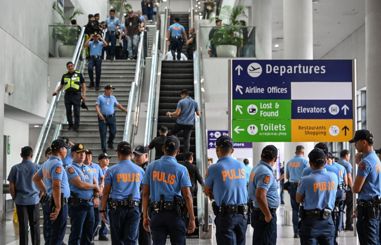 ފިލިޕިންސްގެ ކުރީގެ ރައީސް ރޮޑްރިގޯ ޑުޓާޓޭ ހައްޔަރުކުރަން ފުލުހުން މެނީލާގެ އެއާޕޯޓުގައި. -- ފޮޓޯ: އޭއެފްޕީ