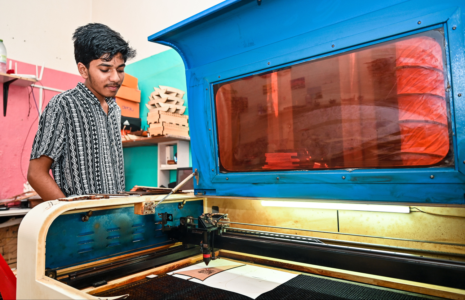 އިޔާދު މެޝިން ކައިރީގައި. -- ފޮޓޯ: ފަޔާޒް މޫސާ | މިހާރު