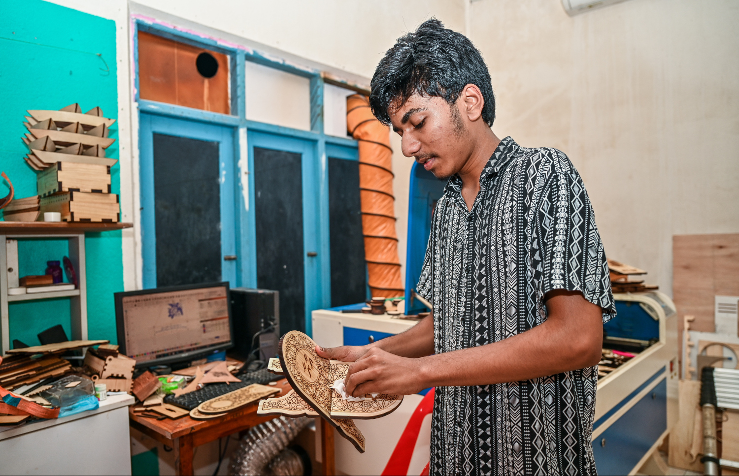 އިޔާދު ފޮތްގޮނޑިއެއް ހަދަނީ. -- ފޮޓޯ: ފަޔާޒް މޫސާ | މިހާރު