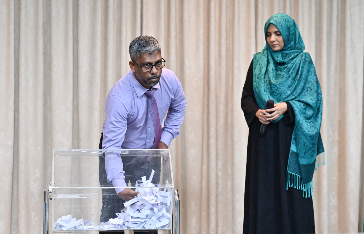 ސަރުކާރުގެ ހަރަދުގައި މި އަހަރު ހައްޖަށް ފޮނުވާ މީހުންގެ ގުރު މިއަދު ނަގަނީ.---ފޮޓޯ: ނިޝާން އަލީ| މިހާރު