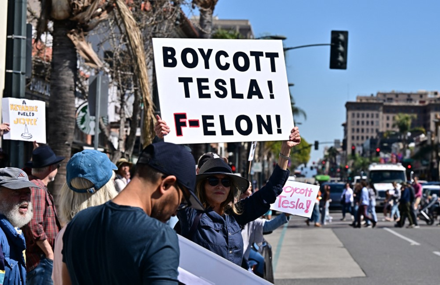 ޓެސްލާއާ ދެކޮޅަށް އެެމެރިކާގައި މުޒާހަރާކުރަނީ. -- ފޮޓޯ: އޭއެފްޕީ