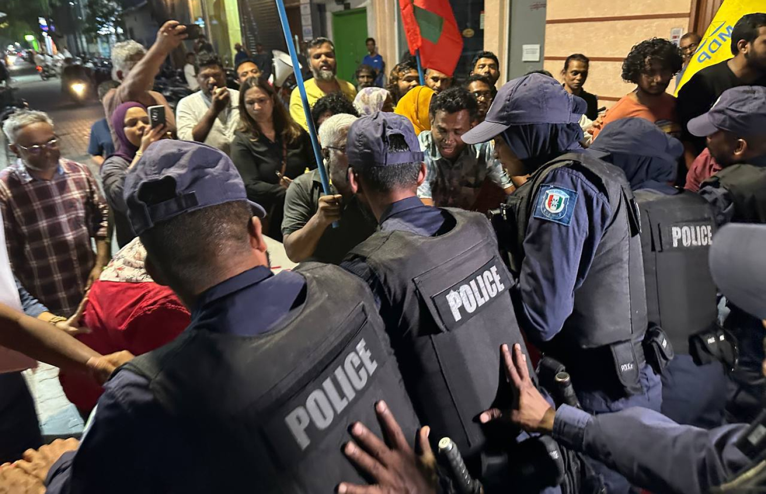 އެމްީޕީން ބޭއްވި މަގުމަތީ ހަރަކާތެެއްގެ ތެރެއިން: ޗެއާޕާސަން ފައްޔާޒު ދެކެވަޑައިގަންނަވާ ގޮތުގައި މަގުމަތީގެ ހަރަކާތްތަކަކީ ދައްކާ ދަޅައެއް.---ފޮޓޯ: އެމްޑީޕީ