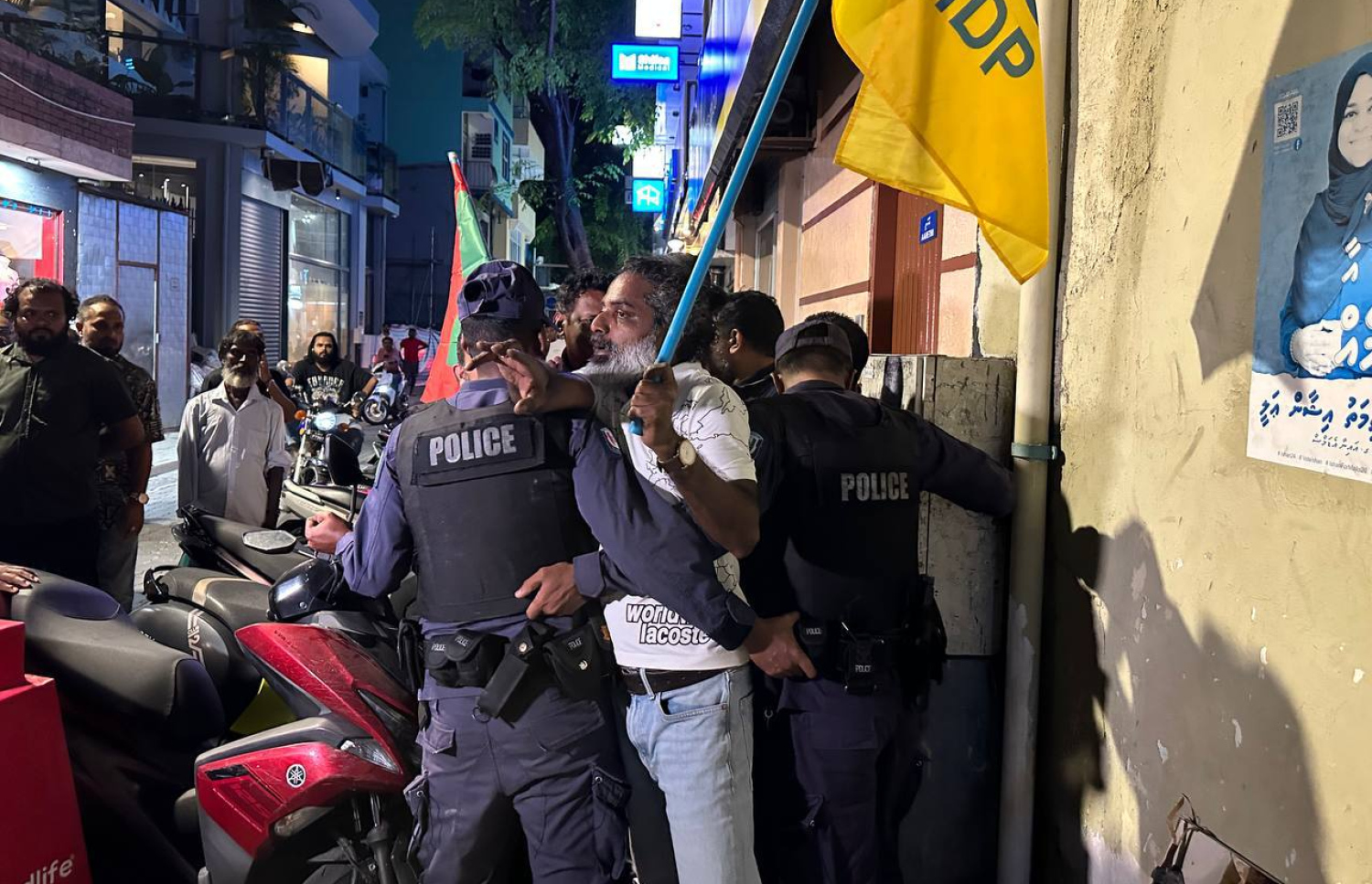 އާދިއްތަ ދުވަހުގެ ރޭ ކުރި މުޒާހަރާއަށް ފުލުހުން ހުރަސް އަޅާފައި -- ފޮޓޯ: އެމްޑީޕީ