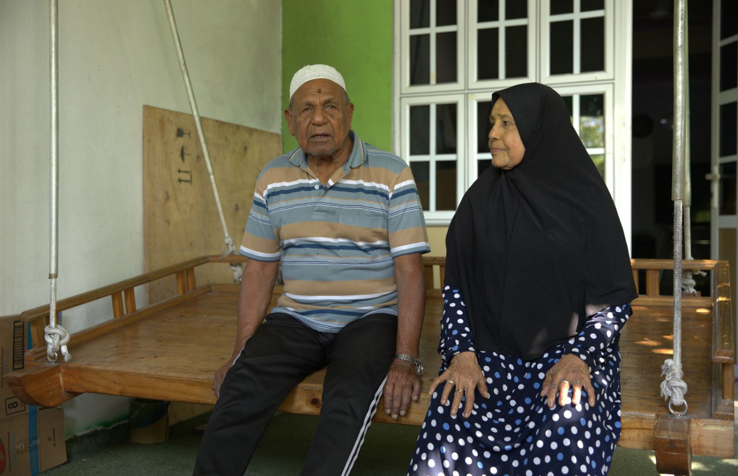 ވެލިދޫ ގެ އެއްގެ ފެންޑާގައި އެލުވާފައި ހުރި އުނދޯޔެއްގައިދެމަފިރިން އިށީންދެލައިގެން.-- ފޮޓޯ: މުހައްމަދު އައުސަފް \ މިހާރު