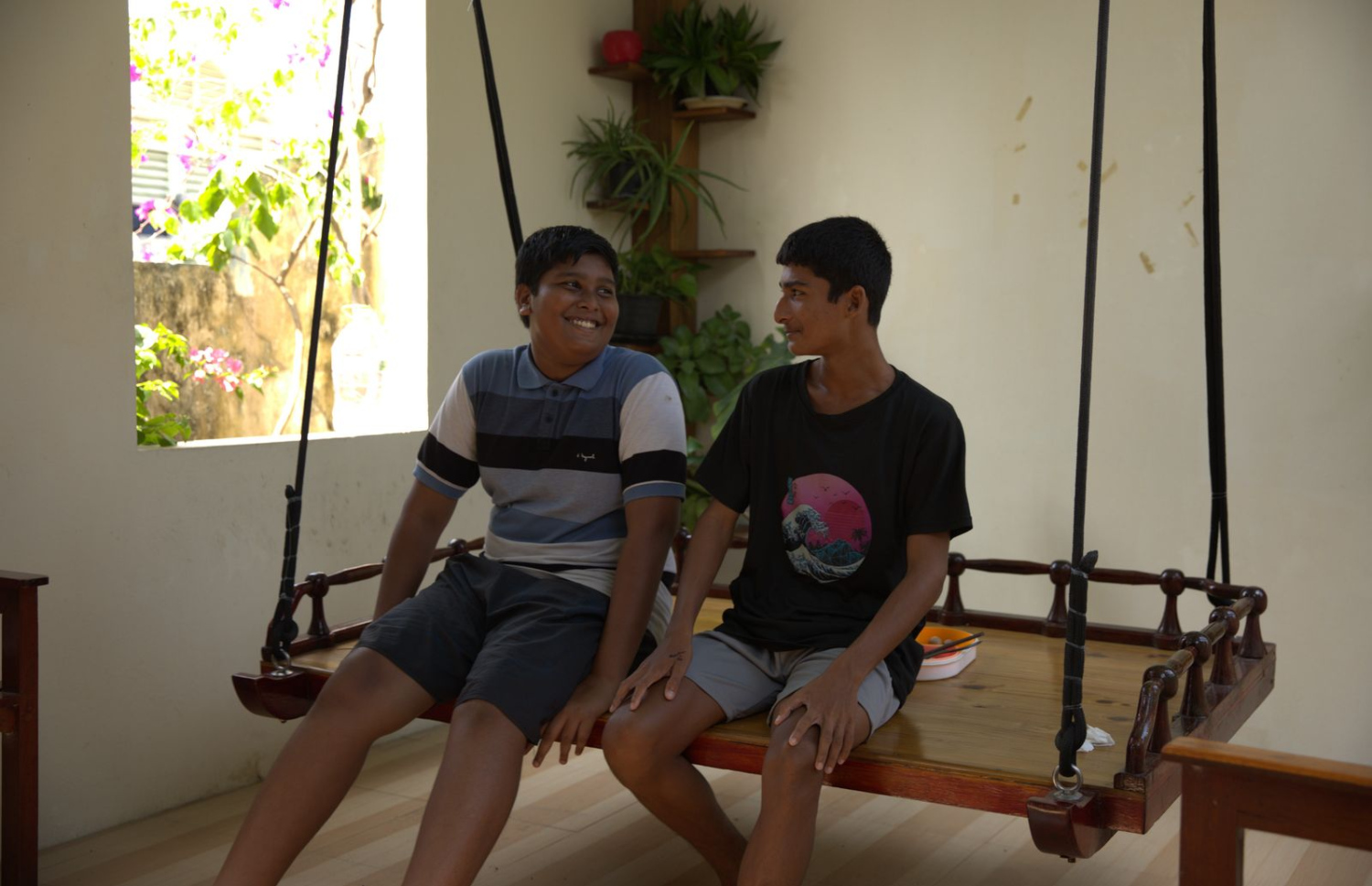 ވެލިދޫ ގެ އެއްގެ ފެންޑާގައި އެލުވާފައި ހުރި އުނދޯޔެއްގައި ކުދިންތަކެއް އިށީންދެލައިގެން.-- ފޮޓޯ: މުހައްމަދު އައުސަފް \ މިހާރު