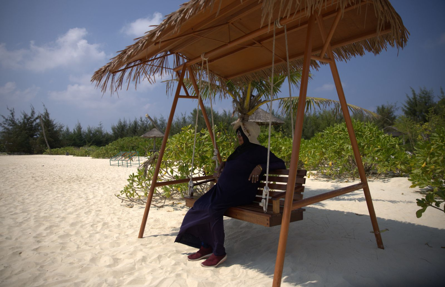 ވެލިދޫ ޕިކްނިކް ބީޗެއްގައި އެލުވާފައި ހުރި އުނދޯޔެއްގައި މީހަކު އިށީންދެލައިގެން.-- ފޮޓޯ: މުހައްމަދު އައުސަފް \ މިހާރު