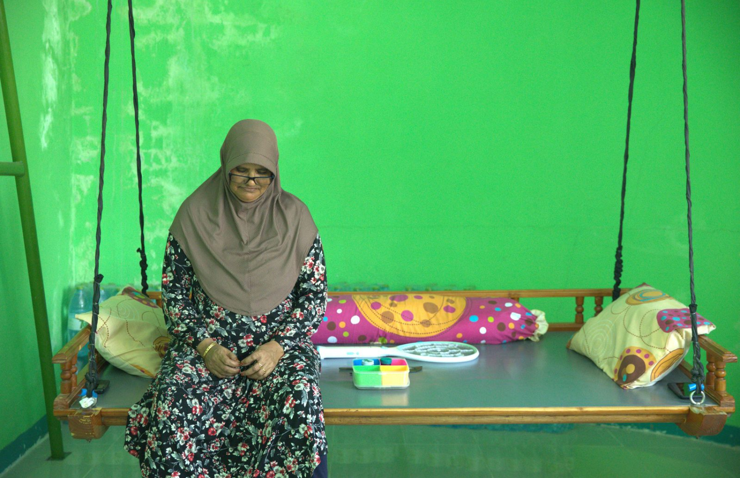 ވެލިދޫ ގެ އެއްގެ ސިޓިން ރޫމުގައި އެލުވާފައި ހުރި އުނދޯޔެއްގައި މީހަކު އިށީންދެލައިގެން.-- ފޮޓޯ: މުހައްމަދު އައުސަފް \ މިހާރު