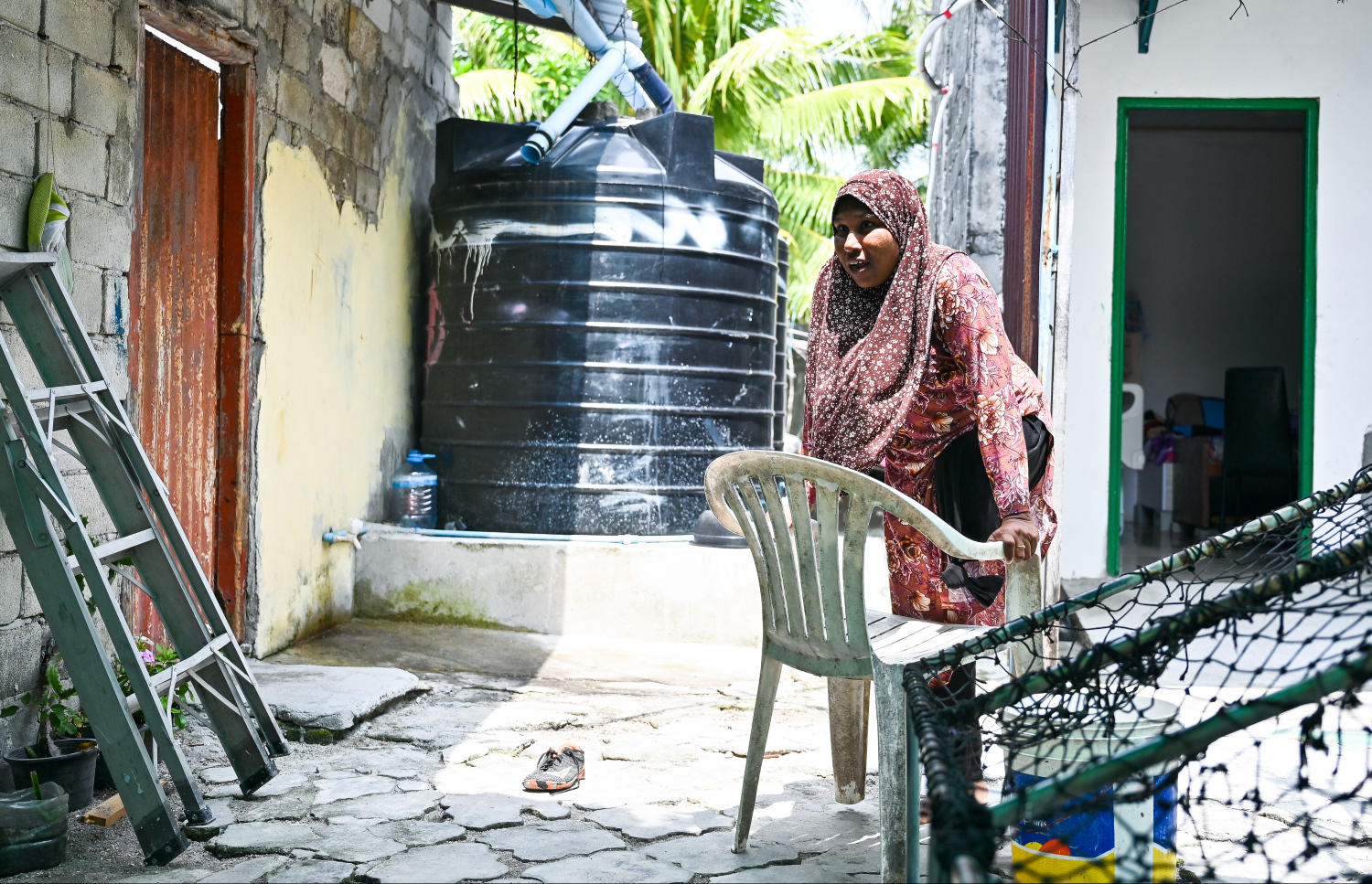 ސިޔާމާ ގޮނޑީގެ އެހީގައި ގޯތިތެރޭގައި ހިނގާފައި ދަނީ.--- ފޮޓޯ: ފަޔާޒް މޫސާ| މިހާރު