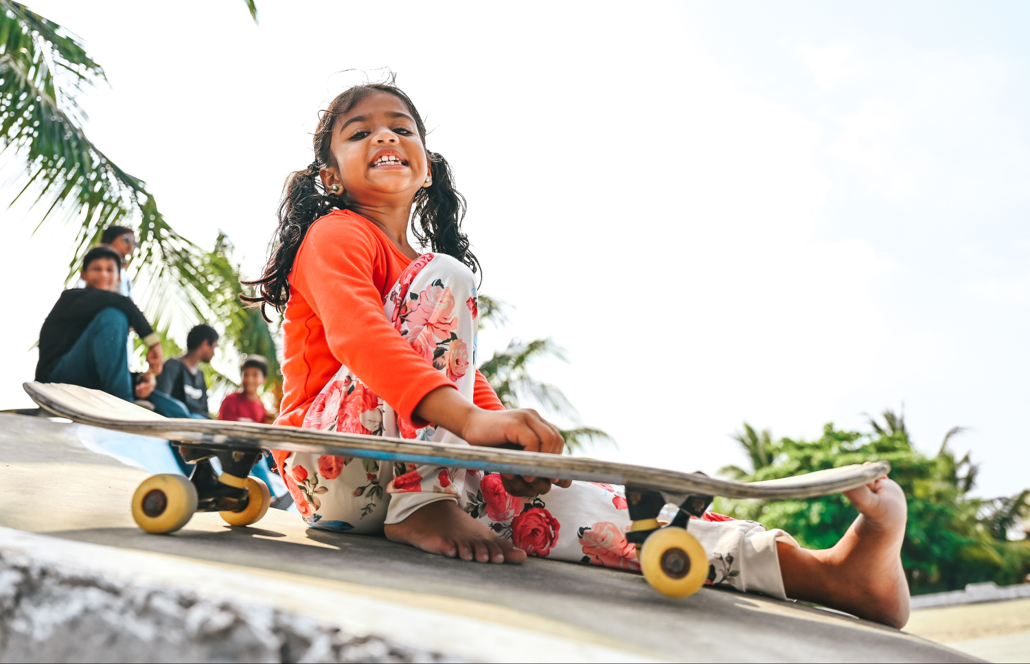 ސްކޭޓް ކުރުމުގެ ހުނަރާއި ޝައުގުވެރިކަން އިންތިހާ އަށް ހުރި އަރުޝީ މުހައްމަދު ވަހީދު ސްކޭޓް ބޯޑު ކައިރީ އިށީދެލައިގެން: އަރުޝީގެ ގެއާ މާދުރު ނޫން ހިސާބެއްގައި ބީއެމްއެލްގެ އެހީގައި 2021 ވަނަ އަހަރު ހެދި ސްކޭޓް ޕާކު ވެފައި ވަނީ ވަރަށް ބޮޑު އުފަލަކަށް. އުމުރުން މިހާތު ހަ އަހަރުގެ އަރުޝީއެކޭ އެއްފަދައިން ވާދޫގައި ސްކޭޓް ފޯރި އިތުރު ކުރުމަށް ވެސް މި ސްކޭޓް ޕާކު މުހިންމު ދައުރެއް އަދާކުރޭ.---ފޮޓޯތައް: ފަޔާޒު މޫސާ| މިހާރު