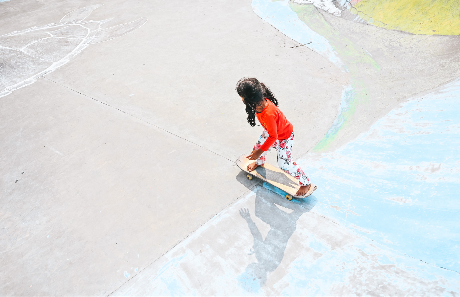 ސްކޭޓްގެ އުކުޅުތައް އަރުޝީ ދައްކާލަނީ އެއްވެސް ޖެހިލުމެއް ނެތި. އަރުޝީގެ އެ ހުނަރު ބަލަން އެ ކުއްޖާ އަށް ވުރެ މާ ދޮށީއުމުރުގެ ކުދިން ވެސް ބަލަން ތިބެނީ ޝައުގުވެރިކަމާ އެކު.