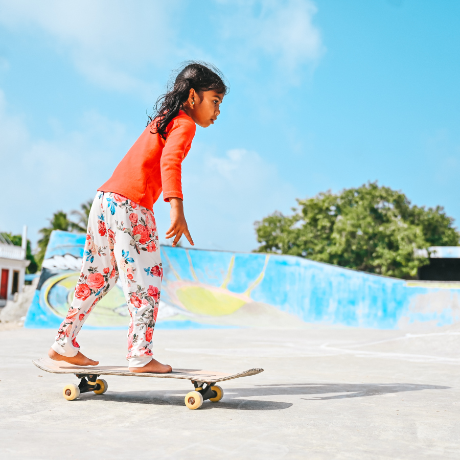 މިހާރު ކޮއްޅަށް ހުރެ ރޭމްޕް މަތިން ވެސް އަރުޝީ ފަސޭހަކާ އެކު ސްކޭޓް ކުރޭ. މި ހުނަރު އޭނާ އަށް ދަސްކޮށްދިނުމުގައި އެ ތަނަށް ސްކޭޓް ކުރަން ދާ އެހެން ކުދިންގެ ބޮޑު އެހީތެރިކަމެއް ލިބޭ.