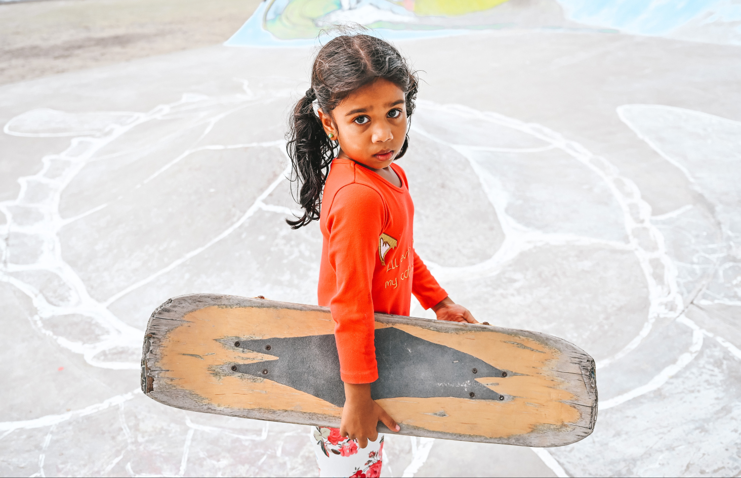 ބީއެމްއެލް އިން ވާދޫގައި ހަދައިދިން ސްކޭޓް ޕާކުގައި އަރުޝީ ސްކޭޓް ބޯޑު ހިފައިގެން ފޮޓޯއަކަށް ހުއްޓިލައިގެން. މިއީ ބީއެމްއެލް އިން މި ރަށަށް ހަދިޔާކުރި ވަރަށް ބޮޑު "އެސެޓް" އަކަށް ވަނީ ވެފައި.