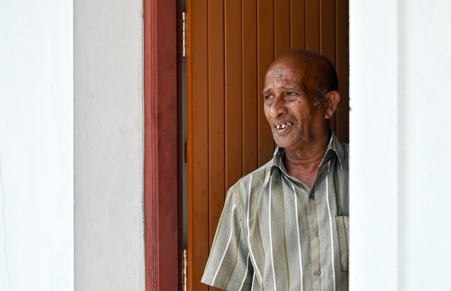 އިބްރާހީމް އަބޫބަކުރުފުޅުގެ ދާރުލްއާސާރު ބަލަހައްޓާ ލުތުފީ: އެ ތަނަށް ޒިޔާރަތްކުރާ މީހުންނަށް މެހެމާންދާރީއަދާކުރަނީ އޭނާ. -- ފޮޓޯ: ނިޝާން އަލީ/ މިހާރު