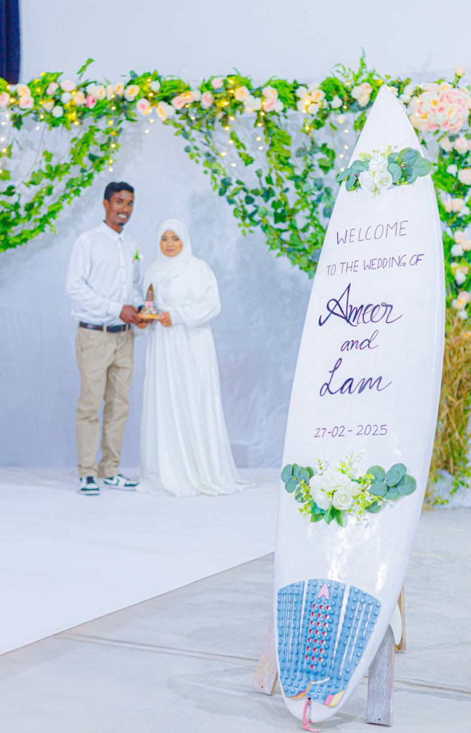 ނަސޯފާ، އޭނާގެ ކޮއްކޮގެ ކައިވެނީގެ ހަފުލާގެ ވެލްކަމް ބޯޑު، އޭނާ އަމިއްލައަށް ލިޔެ ފަރުމާކޮށްފައި. އެ ޕާޓީއަށް އޭނާގެ މަންމަ އާއި ކޮއްކޮމެންގެ ހެދުން ފެހީ އަމިއްލައަށް-- ފޮޓޯ: ނަސޯފާ