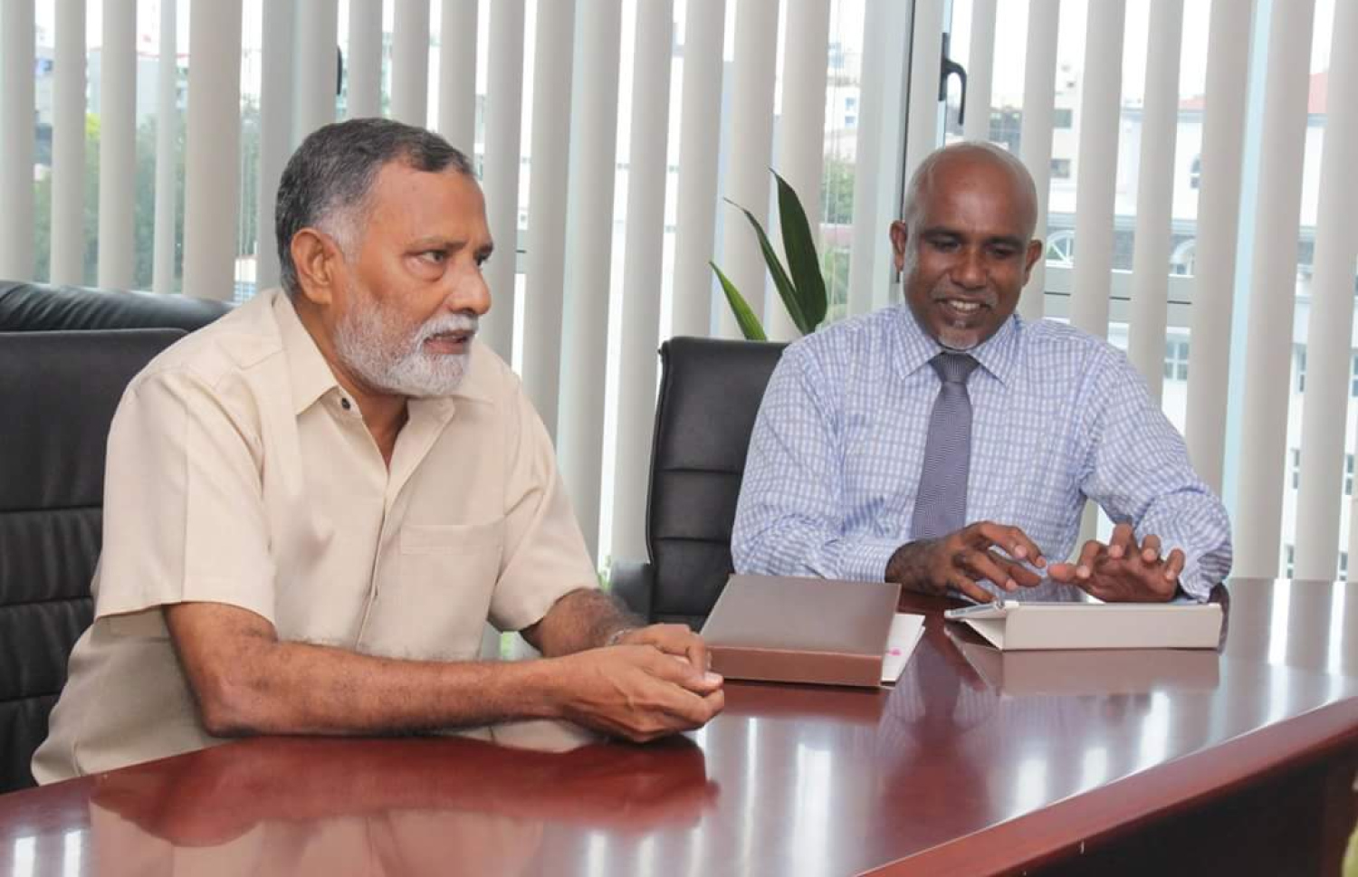 އިބްރާހީމް އަބޫބަކުރުފުޅު (ވ): އޭނާ އަކީ އިހުގެ ފަންނުތައް ދިރުވައި އާލާކުރުމުގެ ރޮނގުން ގައުމީ އިނާމު ހާސިލްކުރައްވާފައިވާ ބޭފުޅެއް.