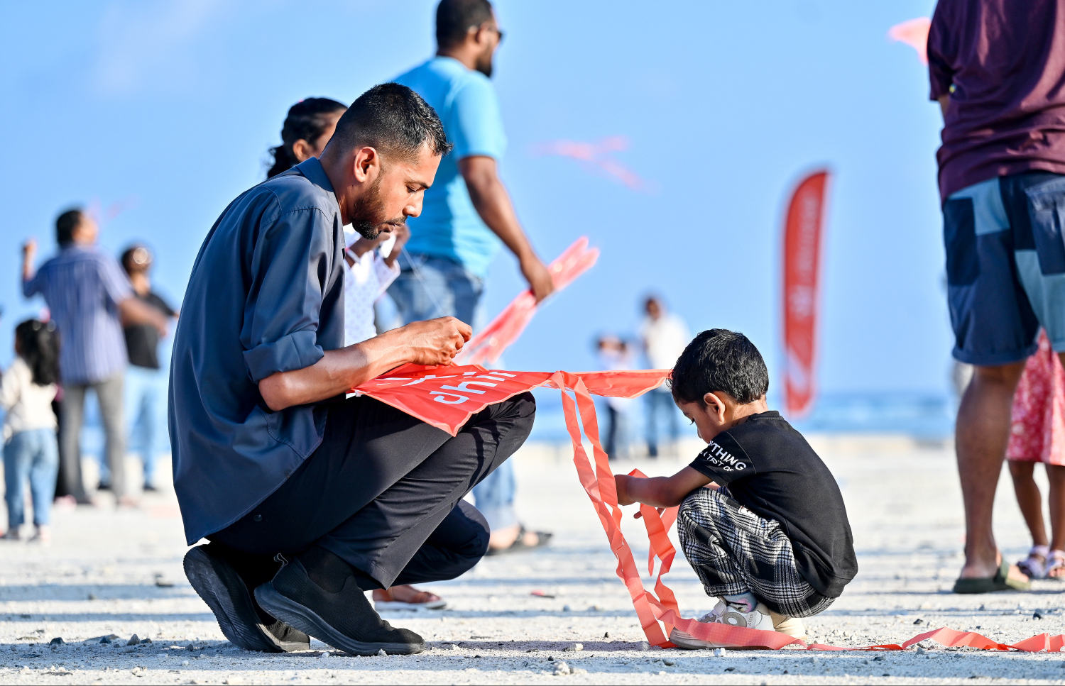 ކުޑަކުއްޖަކު އޭނާގެ ބެލެނިވެރިޔާއާ އެކު، ގުޑި ފެސްޓުގައި ގުޑި އަރުވަން ތައްޔާރުވަނީ: މި ހަރަކާތުގައި ގިނަ އަދަދެއްގެ ކުދިން ބައިވެރިވި.--- ފޮޓޯ: ފަޔާޒު މޫސާ | މިހާރު