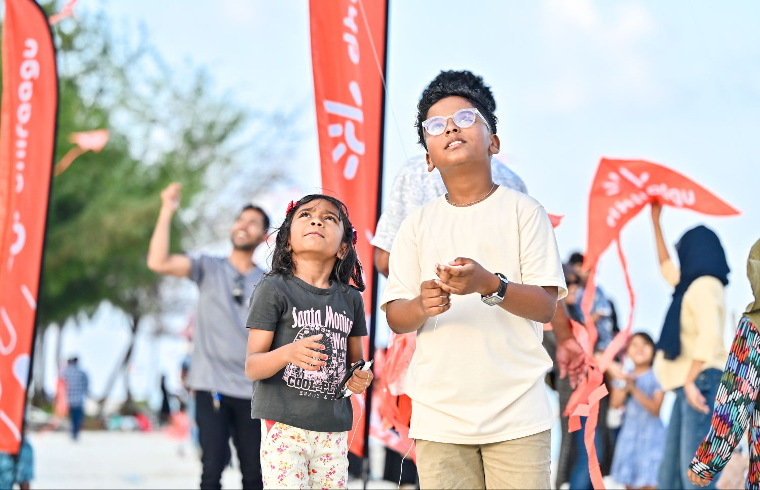 ދިރާގު ގުޑި ފެސްޓުގައި ދެ ކުއްޖަކު ގުޑިއަރުވަނީ: ދިރާގުން ކޮންމެ ރޯދަމަހަކު ބާއްވާ މި ގުޑި ފެސްޓަށް ބޮޑު ތަރުހީބެއް ލިބޭ.--- ފޮޓޯ: ފަޔާޒު މޫސާ | މިހާރު