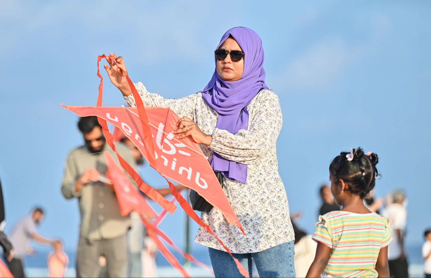 ގުޑި ފެސްޓުގައި ކުޑަކުއްޖަކު ބެލެނިވެރިޔާ އެކު ގުޑިއަރުވަނީ: ދިރާގުން މިދިޔަ ހޮނިހިރު ދުވަހު މާލޭގައި ވެސް ވަނީ ގުޑި ފެސްޓު ބާއްވާފައި.--- ފޮޓޯ: ފަޔާޒު މޫސާ | މިހާރު