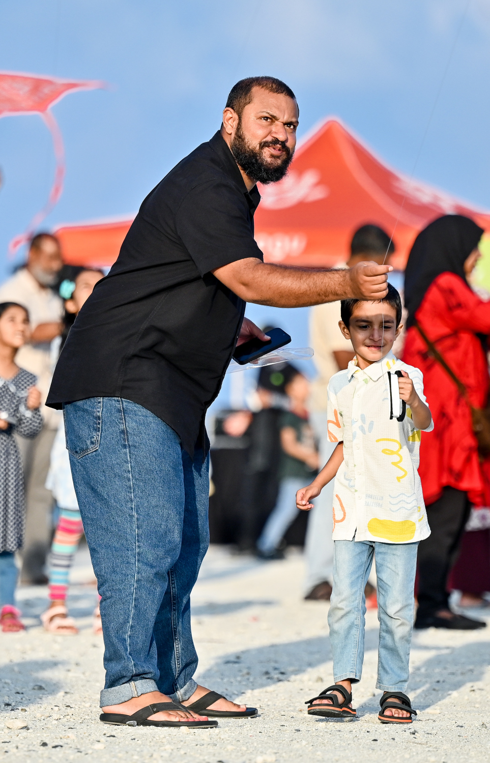 ދިރާގު ގުޑި ފެސްޓުގައި ކުޑަކުއްޖަކު ބެލެނިވެރިޔާ އެކު ގުޑިއަރުވަނީ: ދިރާގުން ގުޑިފެސްޓު ހަރަކާތް ރާއްޖޭގެ އެކި ހިސާބުތަކުގައި މި ރޯދަމަހުގެ އެކި ދުވަސްދުވަހަށް ބަލާލައިގެން ކުރިއަށް ގެންދާނެ.--- ފޮޓޯ: ފަޔާޒު މޫސާ | މިހާރު