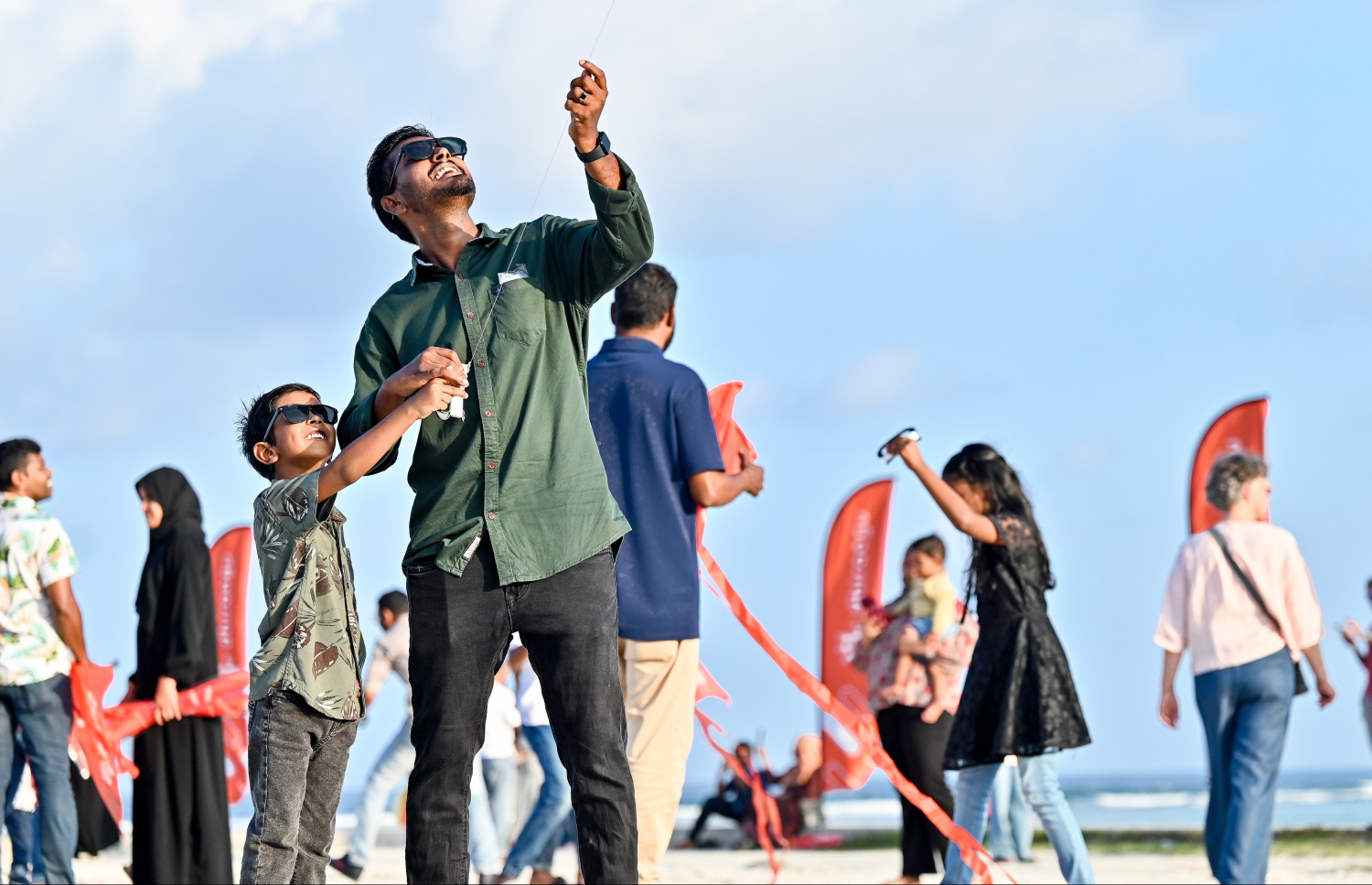 ދިރާގުގެ މި އަހަރުގެ ގުޑި ފެސްޓުގައި ކުޑަކުއްޖަކު ބެލެނިވެރިޔާއެކު ގުޑިއަރުވަނީ.--- ފޮޓޯ: ފަޔާޒު މޫސާ | މިހާރު