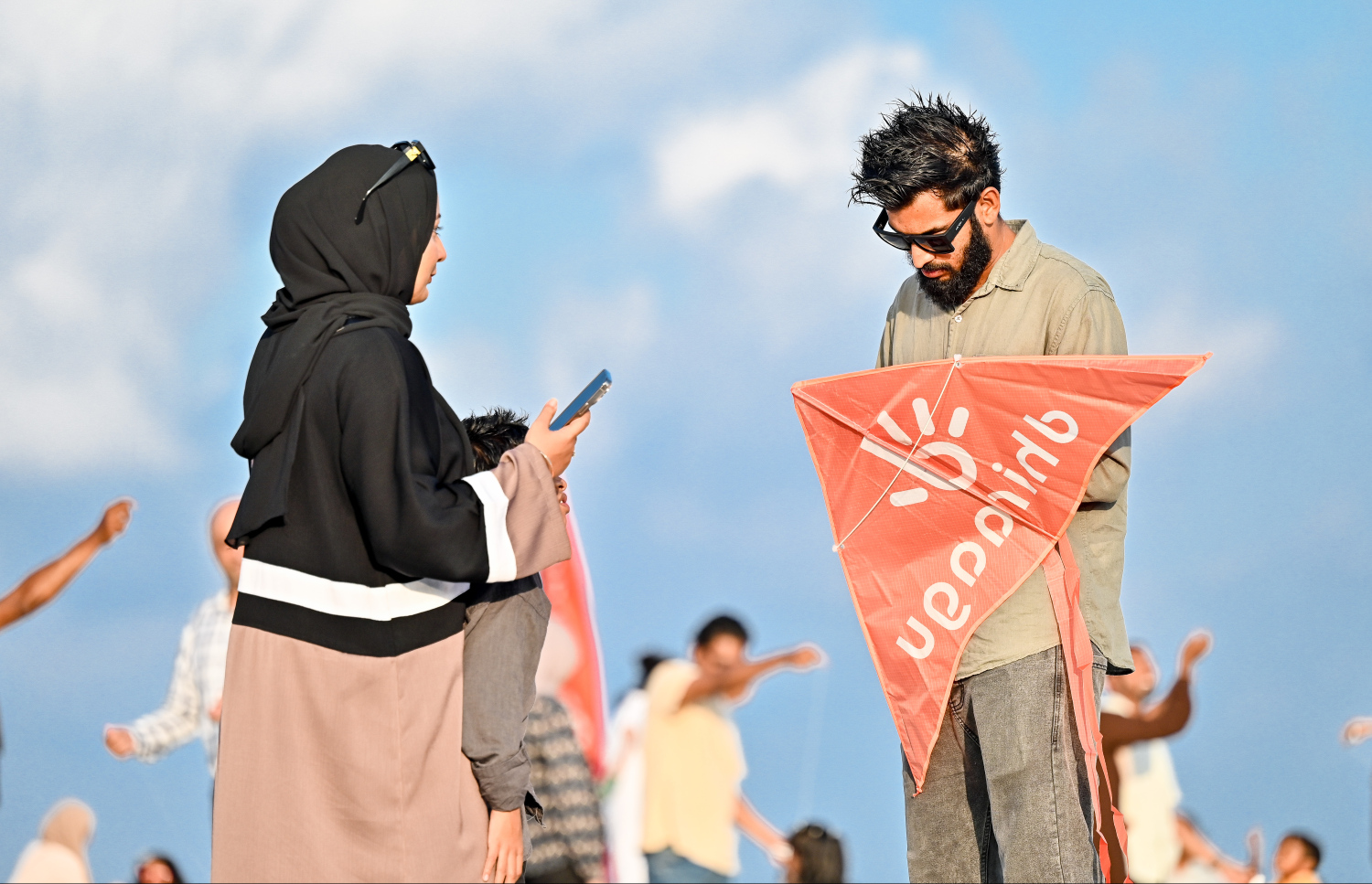 ކުޑަކުއްޖަކު ބެލެނިވެރިންނާ އެކު، ގުޑި ފެސްޓުގައި ގުޑި އަރުވަން ތައްޔާރުވަނީ: މި ހަރަކާތުގައި ގިނަ އަދަދެއްގެ ކުދިން ބައިވެރިވި.--- ފޮޓޯ: ފަޔާޒު މޫސާ | މިހާރު