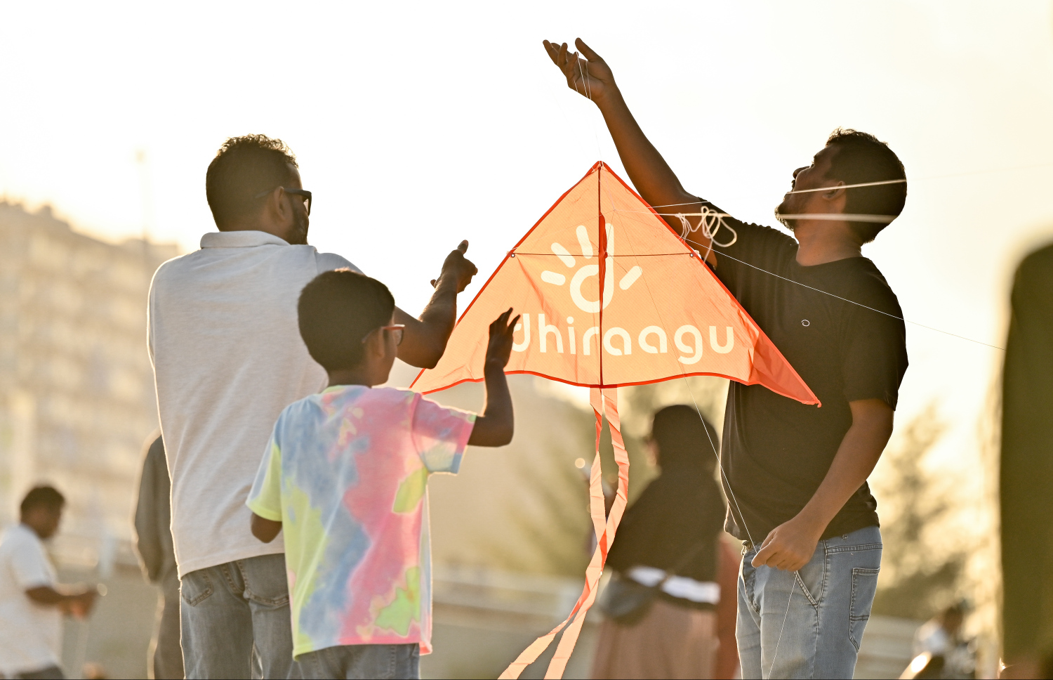 ކުޑަކުއްޖަކު ބެލެނިވެރިންނާ އެކު، ގުޑި ފެސްޓުގައި ގުޑި އަރުވަނީ.--- ފޮޓޯ: ފަޔާޒު މޫސާ | މިހާރު