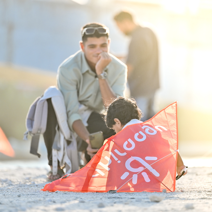 ކުޑަކުއްޖަކު ގުޑިއެއް ހިފައިގެން ދިރާގު ބީޗުގައި: ގިނަ އަދަދެއްގެ ކުދިން ބައިވެރިވި މި ހަރަކާތުގައި ދިރާގުން ގުޑި ހިލޭ ބަހާފައި.--- ފޮޓޯ: ފަޔާޒު މޫސާ | މިހާރު